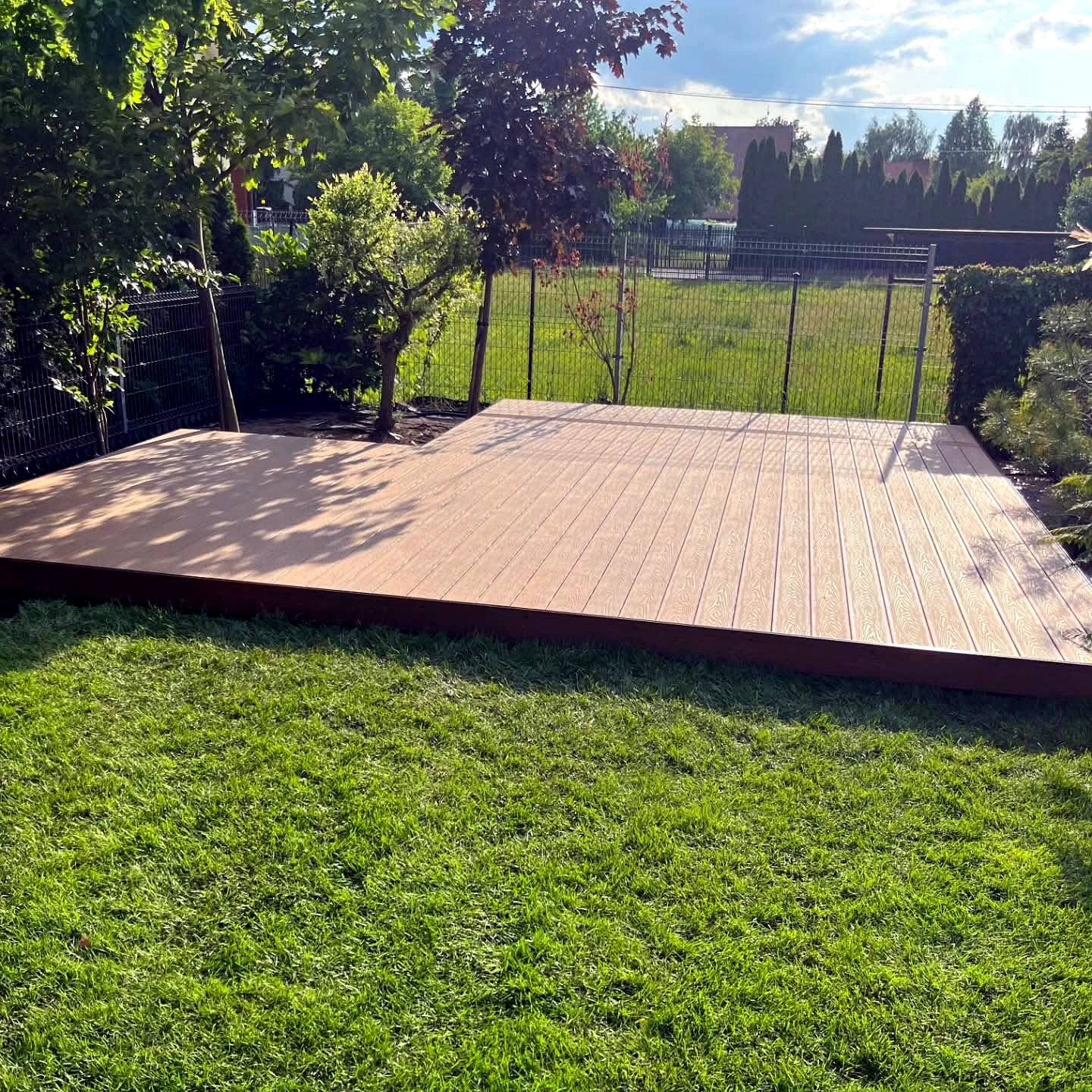Taras kompozytowy na trawniku przy ogrodzeniu — realizacja GoldenWood