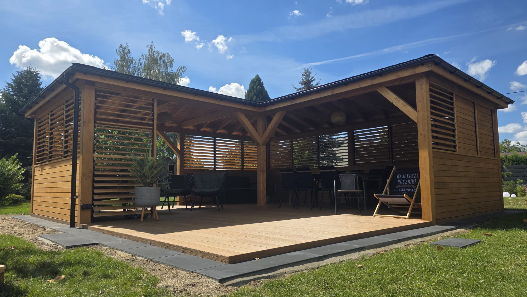 Drewniana altana z ruchomymi żaluzjami i zadaszeniem nad tarasem — realizacja GoldenWood