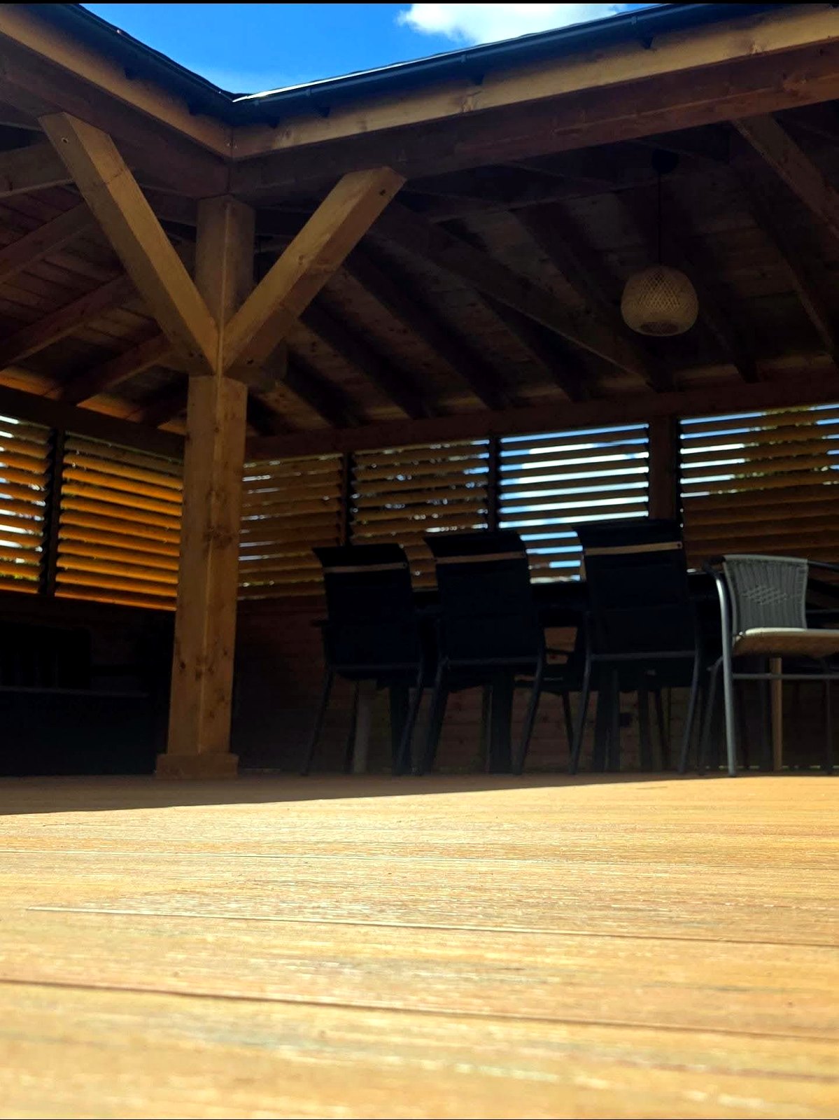 Stół pod drewnianym zadaszeniem — realizacja GoldenWood
