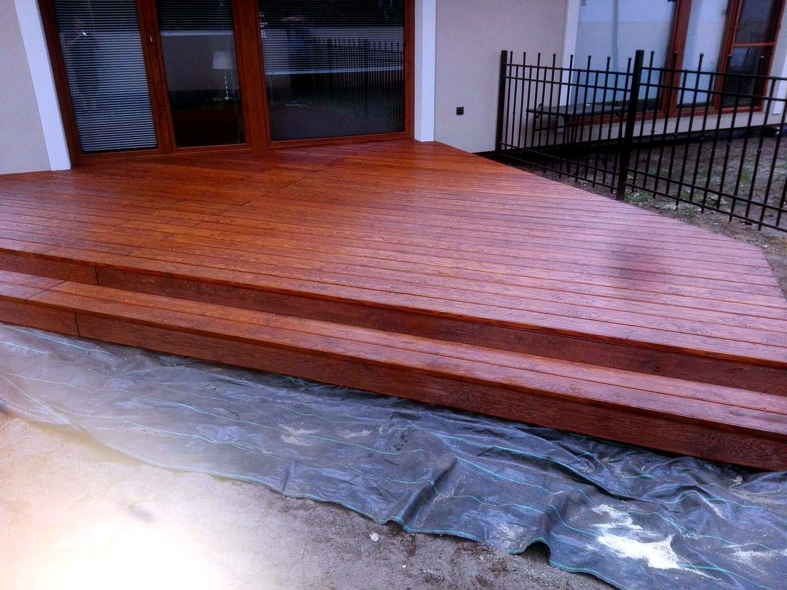 Taras ze stopniami przy tarasowych drzwiach — realizacja GoldenWood