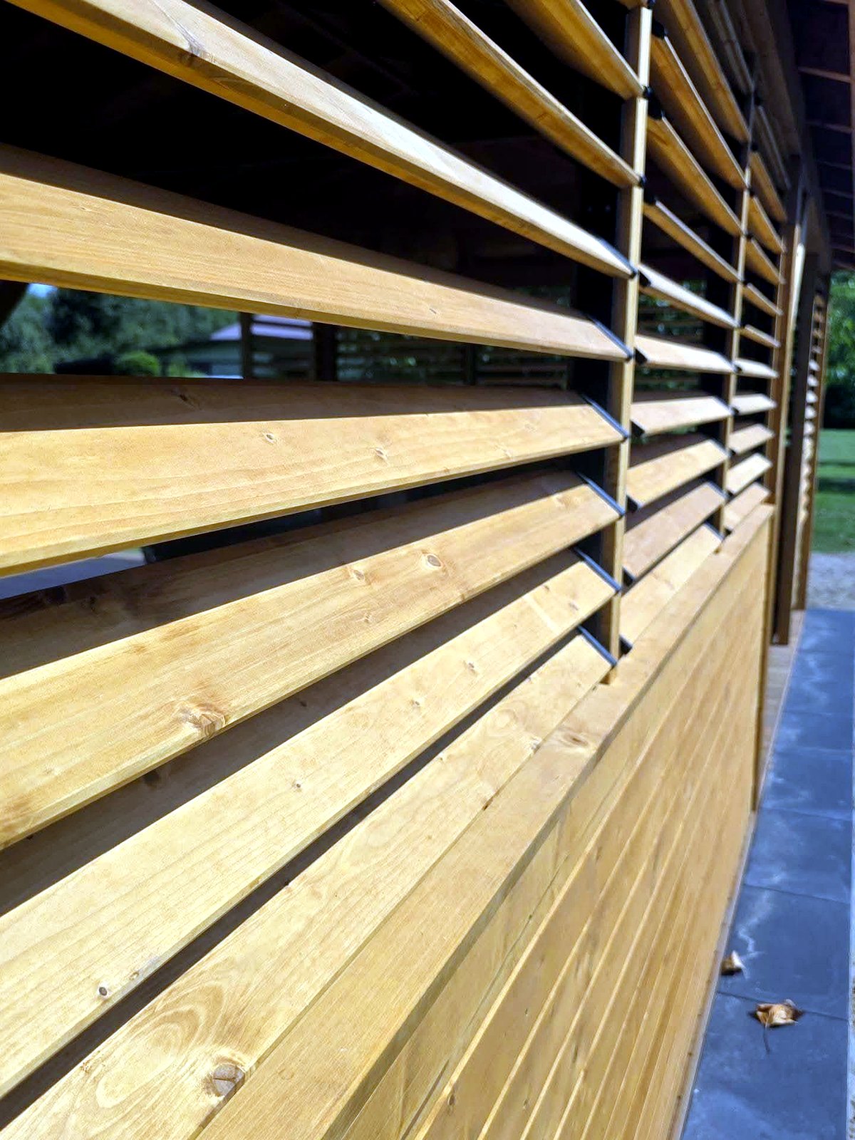 Detal ruchomych drewnianych żaluzji — realizacja GoldenWood