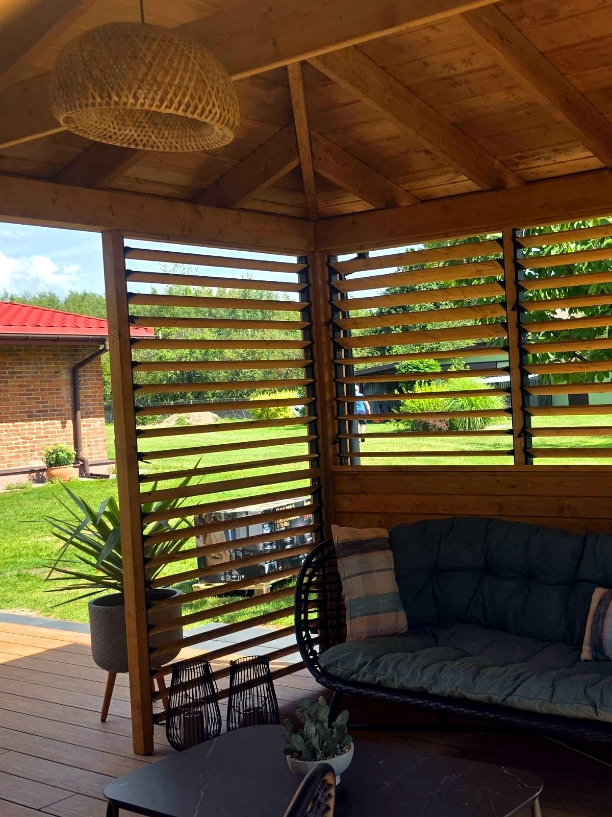 Narożnik wypoczynkowy w altanie z żaluzjami — realizacja GoldenWood