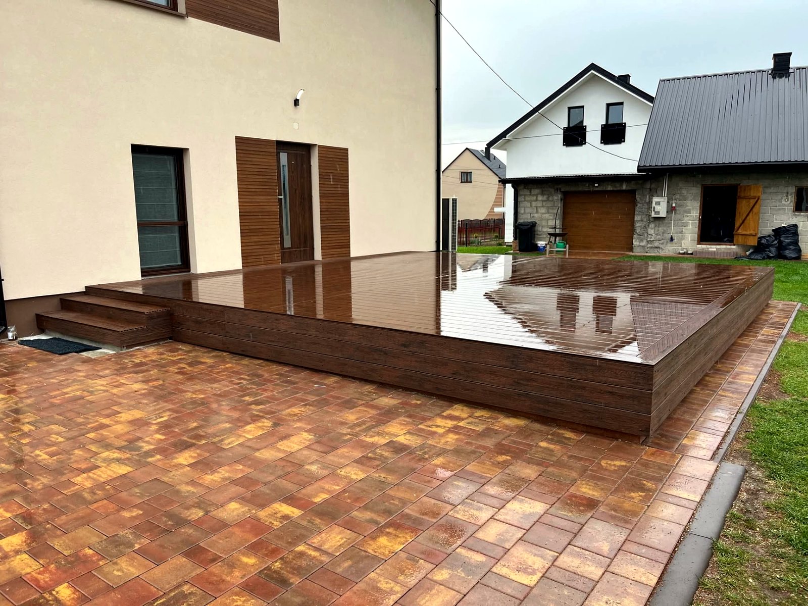 Ciemny taras kompozytowy przy domu — realizacja GoldenWood